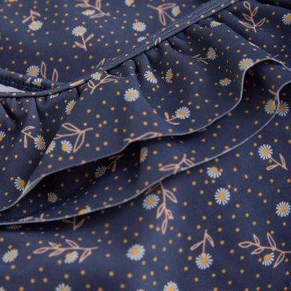 Detailaufnahme der Rüschen und des Blumenprints beim One-Shoulder-Badeanzug von Color Kids