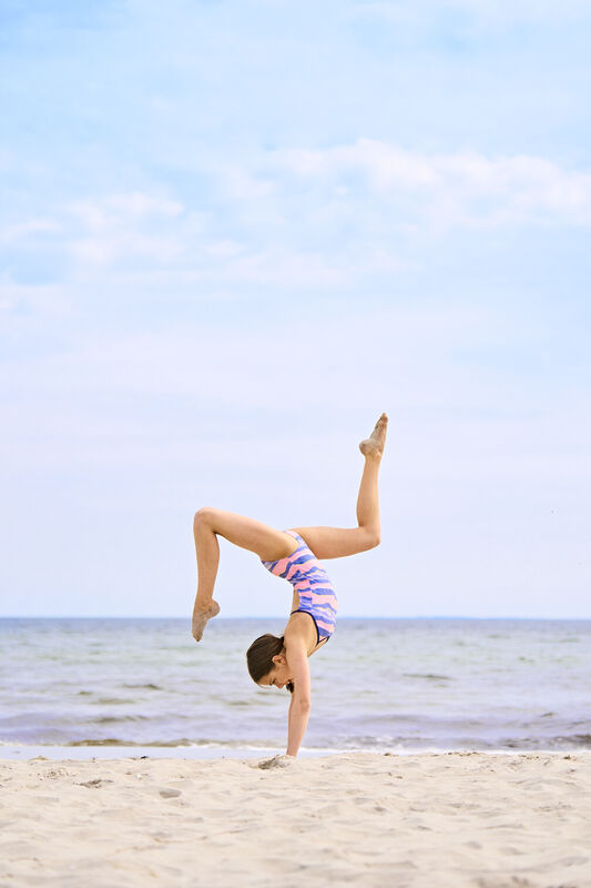 Kind mit Color Kids Badeanzug Sporty am Strand – ideal für Sommer und Ferien