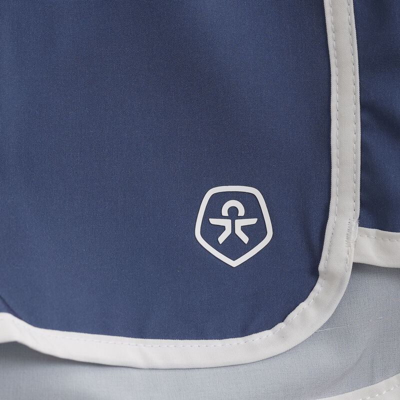 Detailaufnahme der Color Kids Badeshorts in Uni Blau – Logo und weisser Saum
