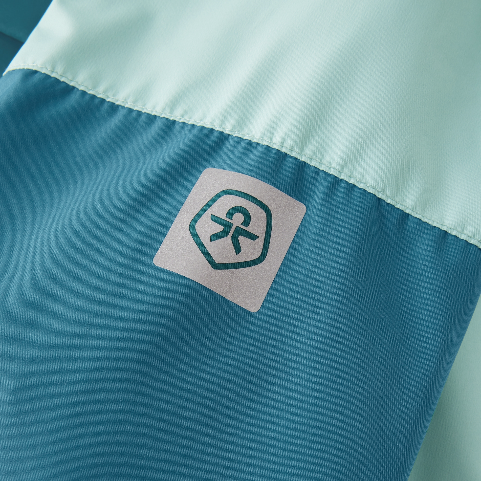 Detail Logo Color Kids Regenjacke Coronet Blue nachhaltige Kinderkleidung Schweiz