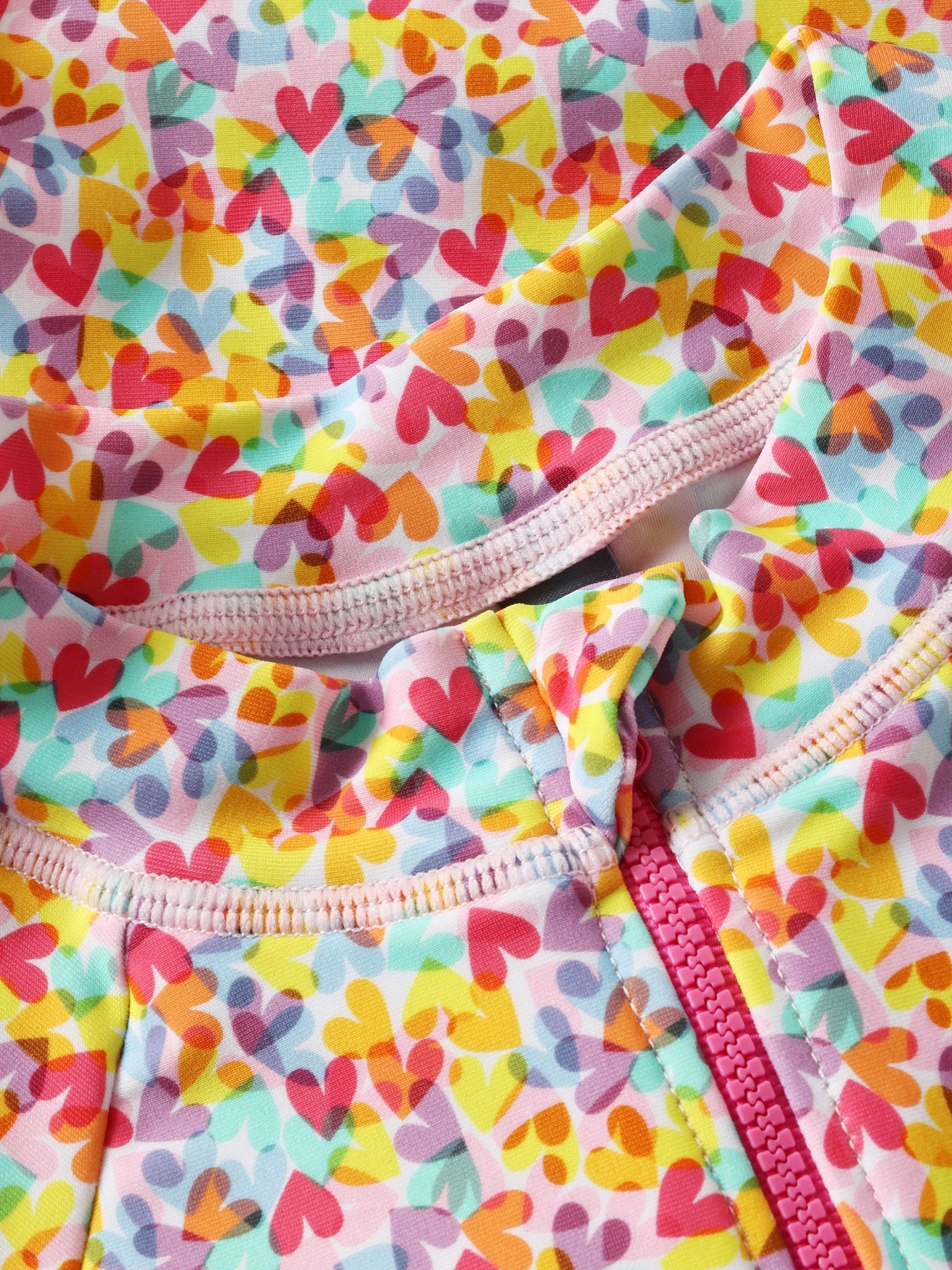 Detail Herzmuster Color Kids UV Anzug bunt nachhaltige Kinderkleidung
