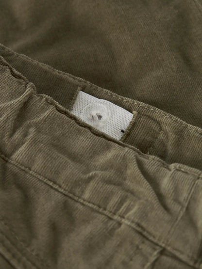 Detailaufnahme des verstellbaren Bunds einer beige Cordhose mit Baumwollfutter, erhältlich bei Bärechind in Winterthur, Zürich Schweiz.