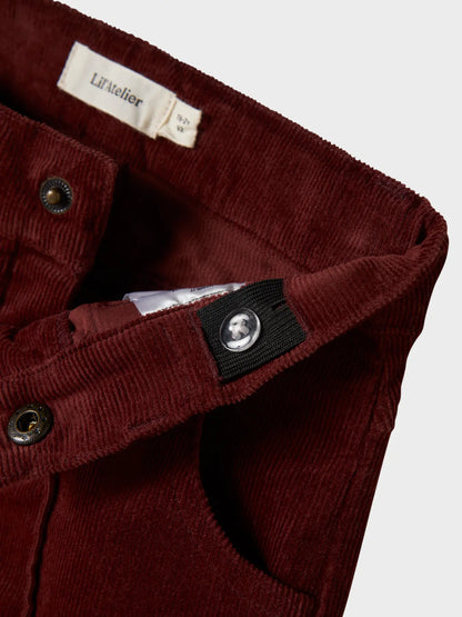 Detailansicht des verstellbaren Bundes der LIL'ATELIER Cordhose – Bio-Baumwolle, erhältlich bei Bärechind in Winterthur, Zürich, Schweiz.