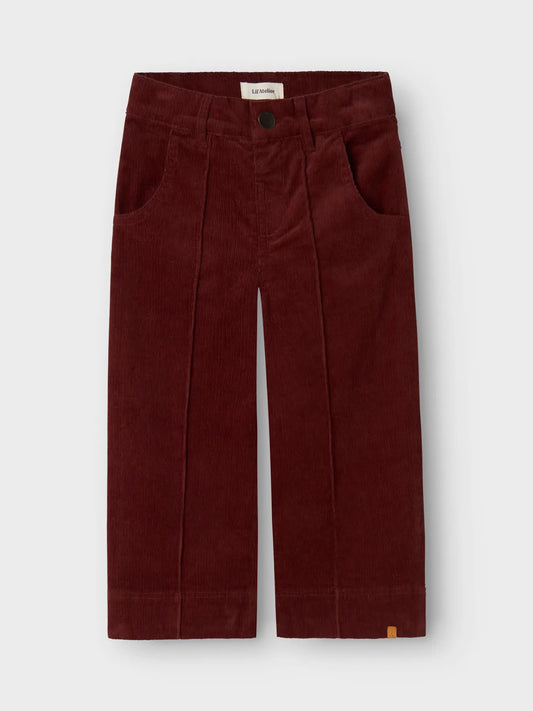 LIL'ATELIER Cordhose in Weinrot aus Bio-Baumwolle, Vorderansicht – erhältlich bei Bärechind in Winterthur, Zürich, Schweiz.