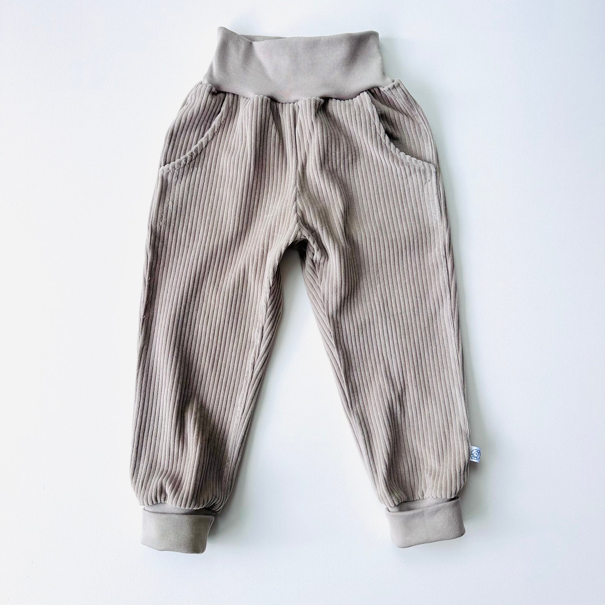 Cordnicky-Hose in Steingrau aus Bio-Baumwolle, handgemacht von Raketenkind, erhältlich im Bärechind in Winterthur, Zürich Schweiz.