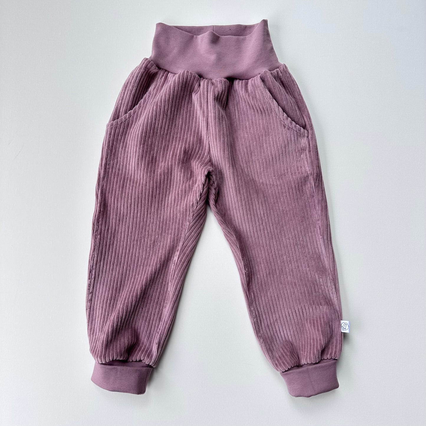 Cordnicky-Hose in Woodrose aus Bio-Baumwolle, handgemacht von Raketenkind, erhältlich im Bärechind in Winterthur, Zürich Schweiz.