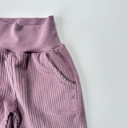 Pumphose aus Cordnicky-Stoff in Rosa-Ton Woodrose, handgefertigt im Bärechind in Winterthur, Zürich Schweiz.