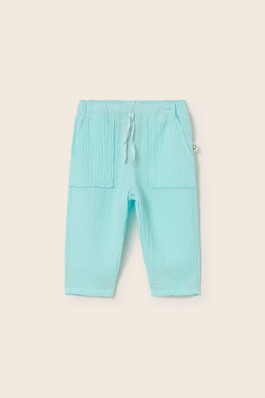 Musselin Babyhose in Sky Blue – Vorderansicht flachliegend