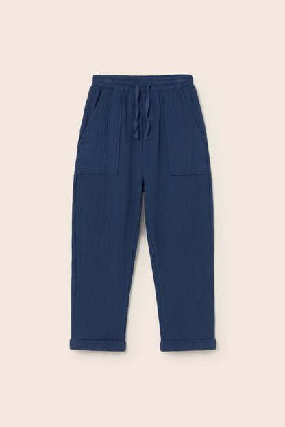 Blaue Kinderhose aus Musselin von Cozmo – leichte Sommerhose für Kinder im Bärechind Winterthur