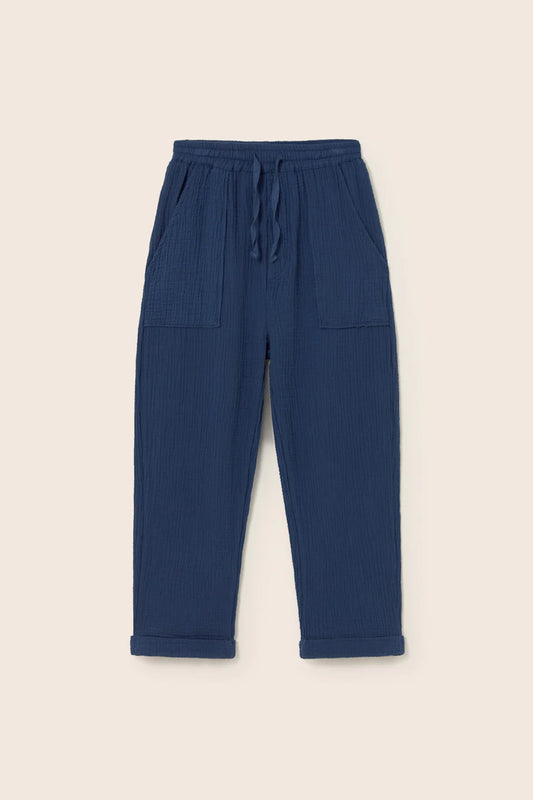 Blaue Kinderhose aus Musselin von Cozmo – leichte Sommerhose für Kinder im Bärechind Winterthur