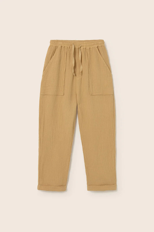 Sandfarbene Kinderhose aus Musselin von Cozmo – leichte Sommerhose für Kinder im Bärechind Winterthur