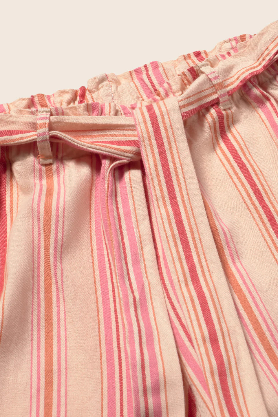 Detailansicht Bund mit Rüsche und Stoffgürtel der gestreiften Cozmo Kinderhose Sena