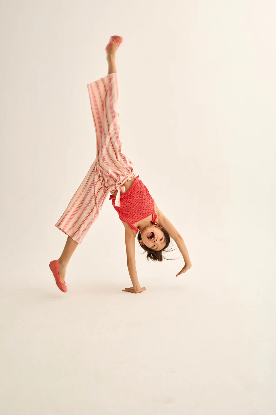 Gestreifte Kinderhose Sena von Cozmo in Bewegung – luftige Bio-Baumwolle für den Sommer