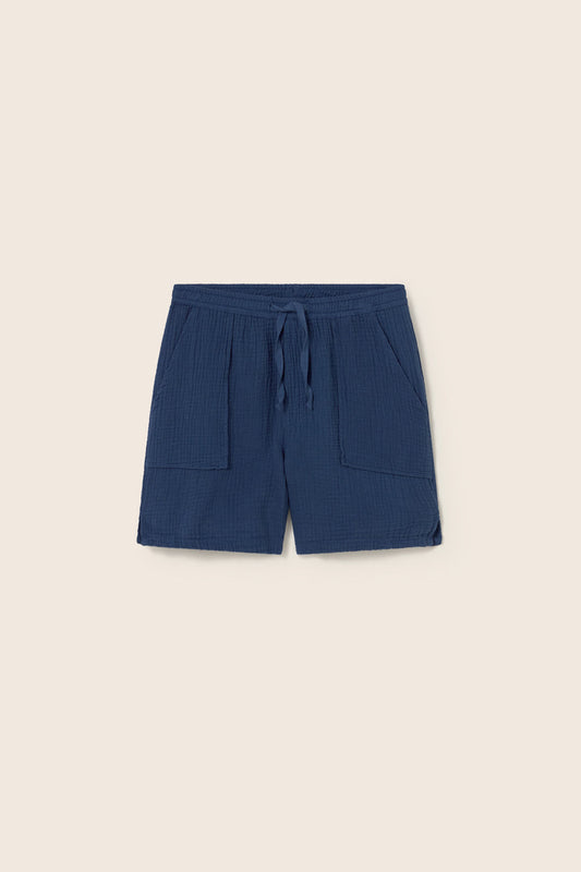 Blaue Kinder Shorts aus Musselin von Cozmo – leichte Sommer Shorts aus Baumwolle im Bärechind Winterthur