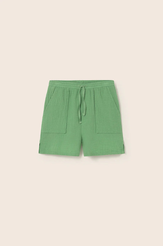 Grüne Kinder Shorts aus Musselin von Cozmo – leichte Sommer Shorts aus Baumwolle im Bärechind Winterthur