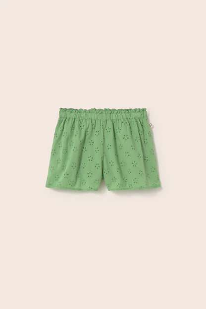 Grüne Kinder Shorts Ruby aus Baumwoll-Lochstickerei von Cozmo – nachhaltige Sommermode im Bärechind Winterthur