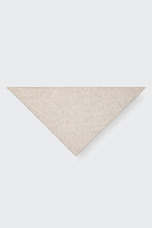 Soft knit baby bandana in Beige – flachliegend, Vorderansicht
