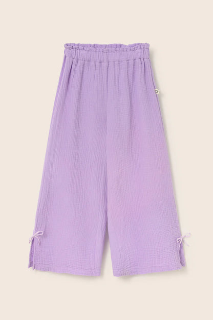 Violette Kinderhose aus Musselin von Cozmo – luftige Wide Pants für Kinder im Bärechind Winterthur