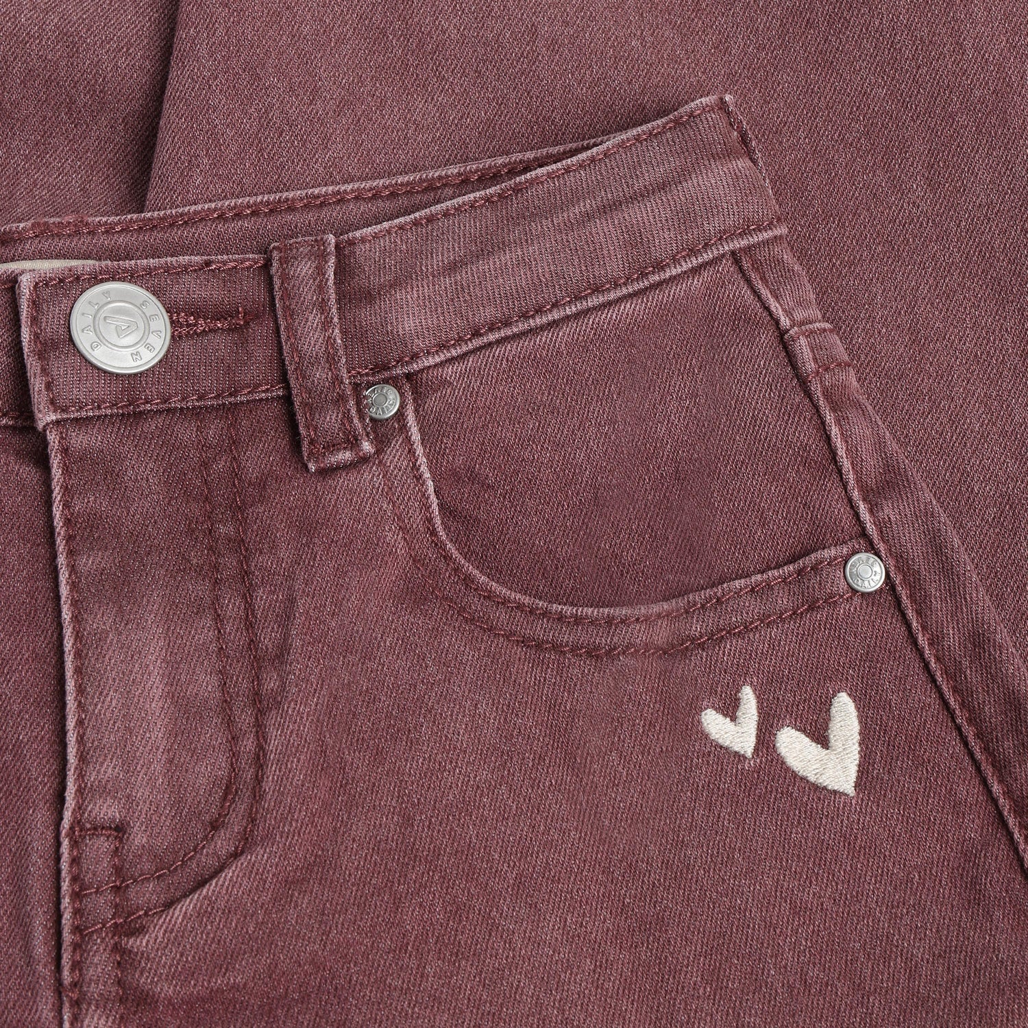 Detailansicht der gestickten Herzen an der Daily Seven Jeans