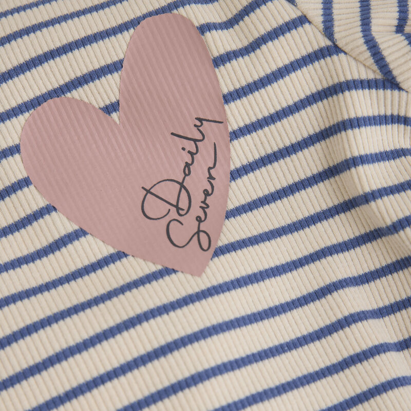 Detailaufnahme der Herzapplikation auf dem gestreiften T-Shirt von Daily Seven in Cloud.