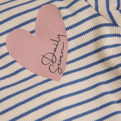 Detailaufnahme der Herzapplikation auf dem gestreiften T-Shirt von Daily Seven in Cloud.
