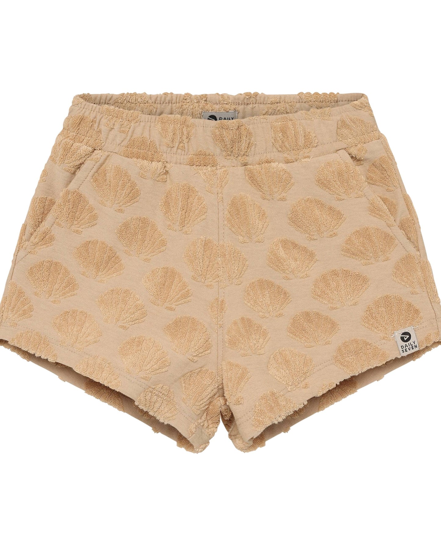 Detailaufnahme der Frottee Shorts mit Muster von Daily7Kids in Sand – Kindermode Schweiz