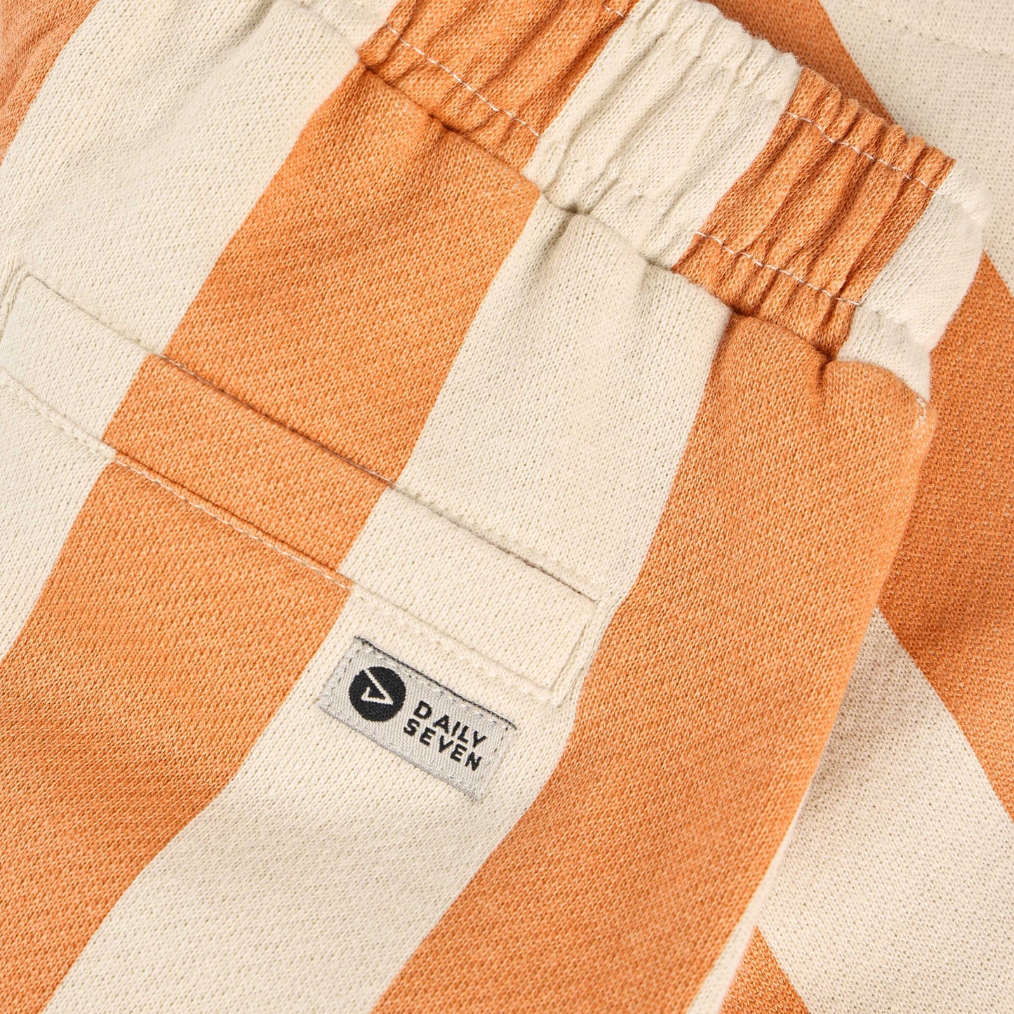 Detailaufnahme vom elastischen Bund der Daily7Kids Shorts mit Streifen