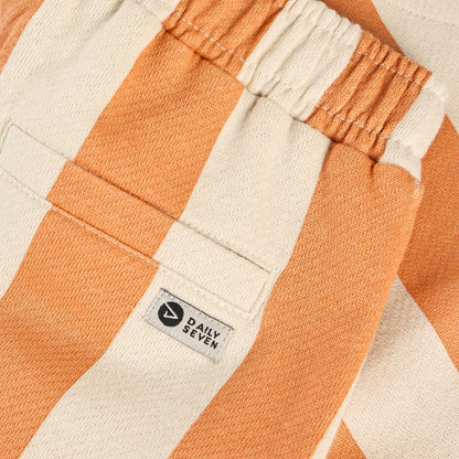Detailaufnahme vom elastischen Bund der Daily7Kids Shorts mit Streifen