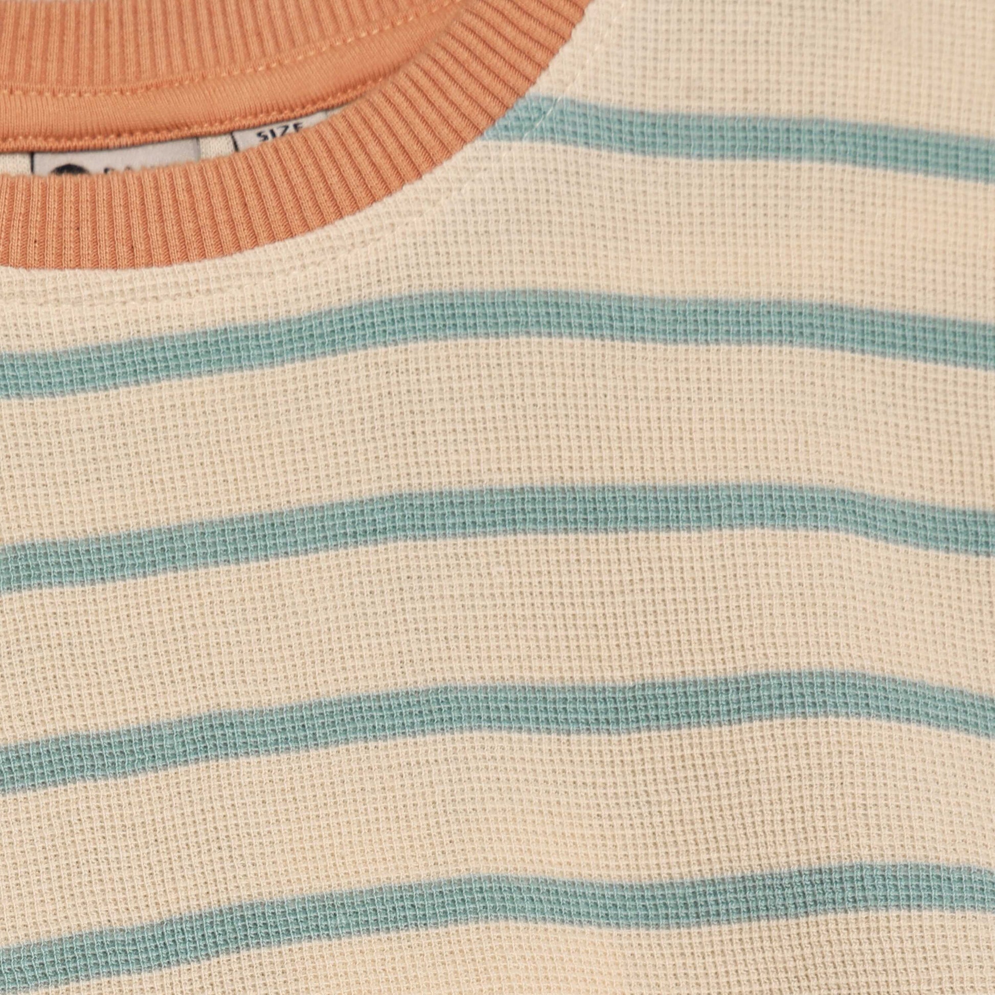 Detailaufnahme vom Streifenstoff und Rundhalsausschnitt beim Daily7Kids Kinder T-Shirt