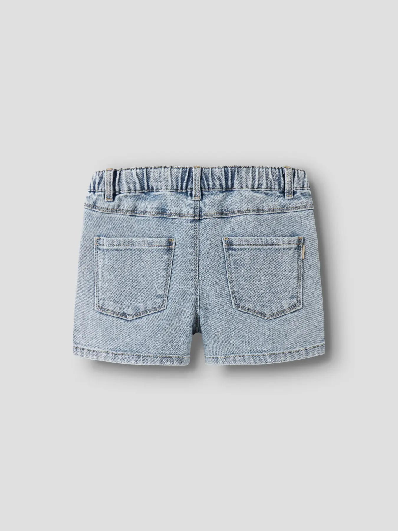 Rückseite der hellblauen Kinder Denim Shorts von NAME IT mit Gesässtaschen, Bärechind Winterthur, Zürich, Schweiz.
