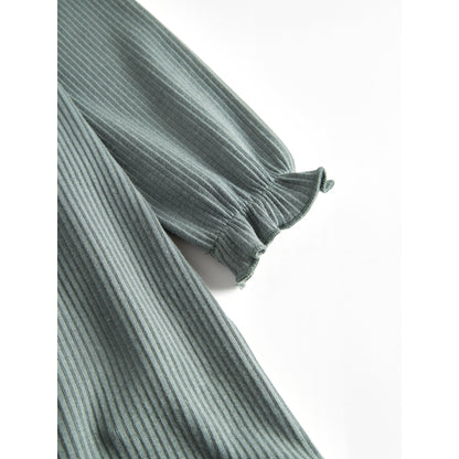 Detailaufnahme Arm vom Kleid Dikte in Dusty Green, MarMar, erhältlich im Bärechind in Winterthur, Zürich Schweiz.