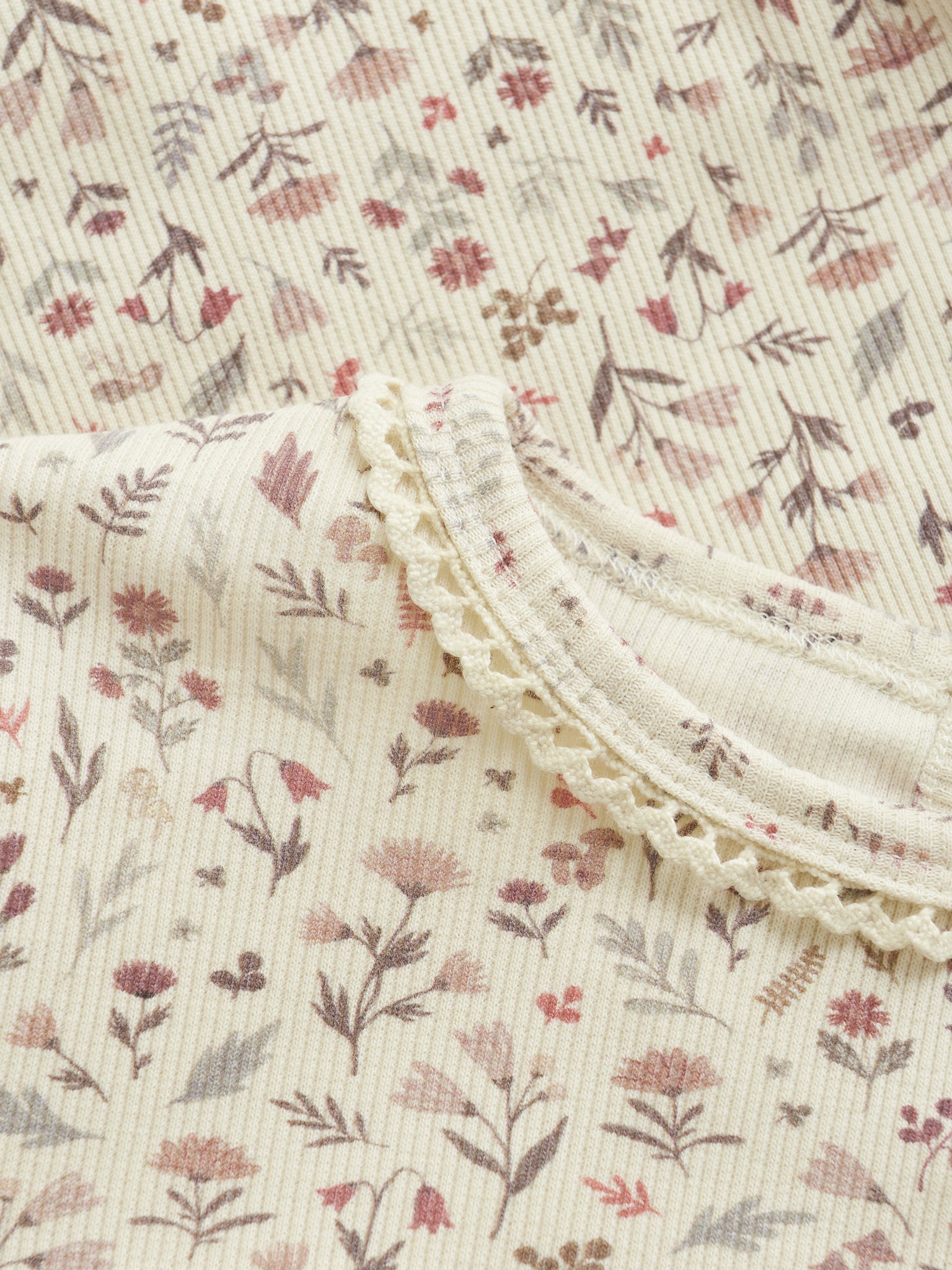 Nahaufnahme des floralen Allover-Prints auf dem Minymo Shirt – nachhaltige Kindermode im Bärechind in der Schweiz.