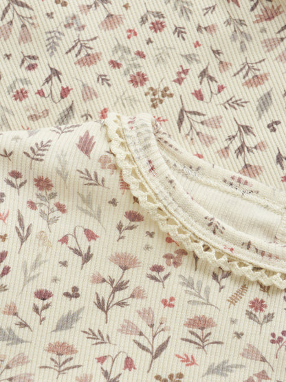 Nahaufnahme des floralen Allover-Prints auf dem Minymo Shirt – nachhaltige Kindermode im Bärechind in der Schweiz.