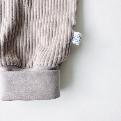 Detailaufnahme der Beinbündchen der Cordnicky-Hose Steingrau, handgemacht von Raketenkind, erhältlich im Bärechind in Winterthur, Zürich Schweiz.