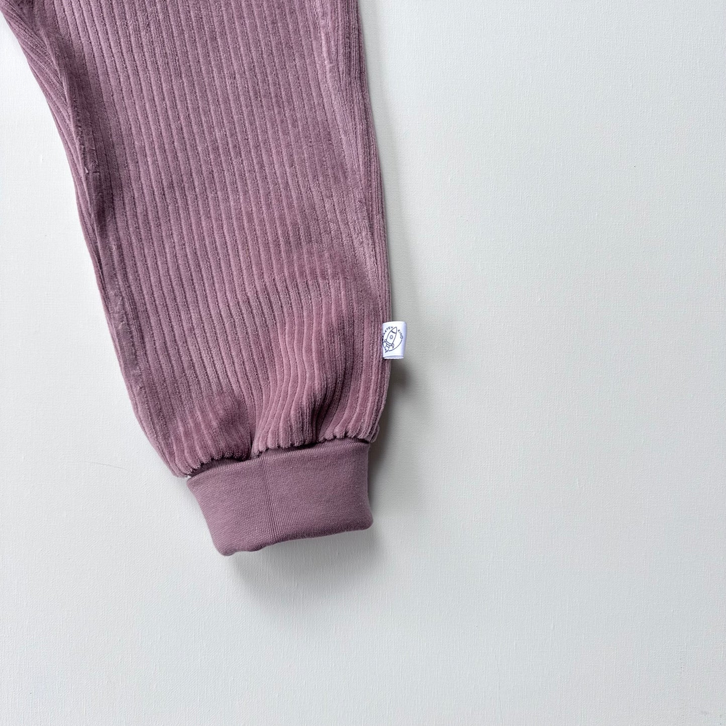 Detailaufnahme der Beinbündchen der Cordnicky-Hose Woodrose, handgemacht von Raketenkind, erhältlich im Bärechind in Winterthur, Zürich Schweiz.