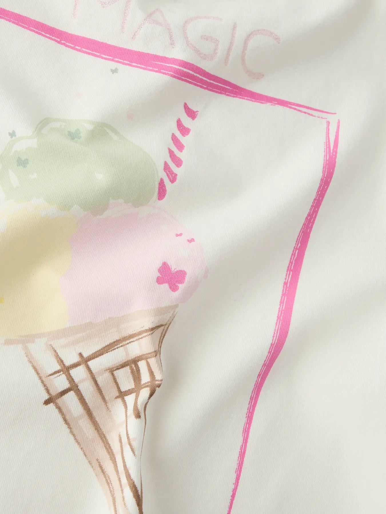 Detailaufnahme Eis Motiv auf weissem Kinder T-Shirt aus Baumwolle bei Bärechind Winterthur Zürich Schweiz.