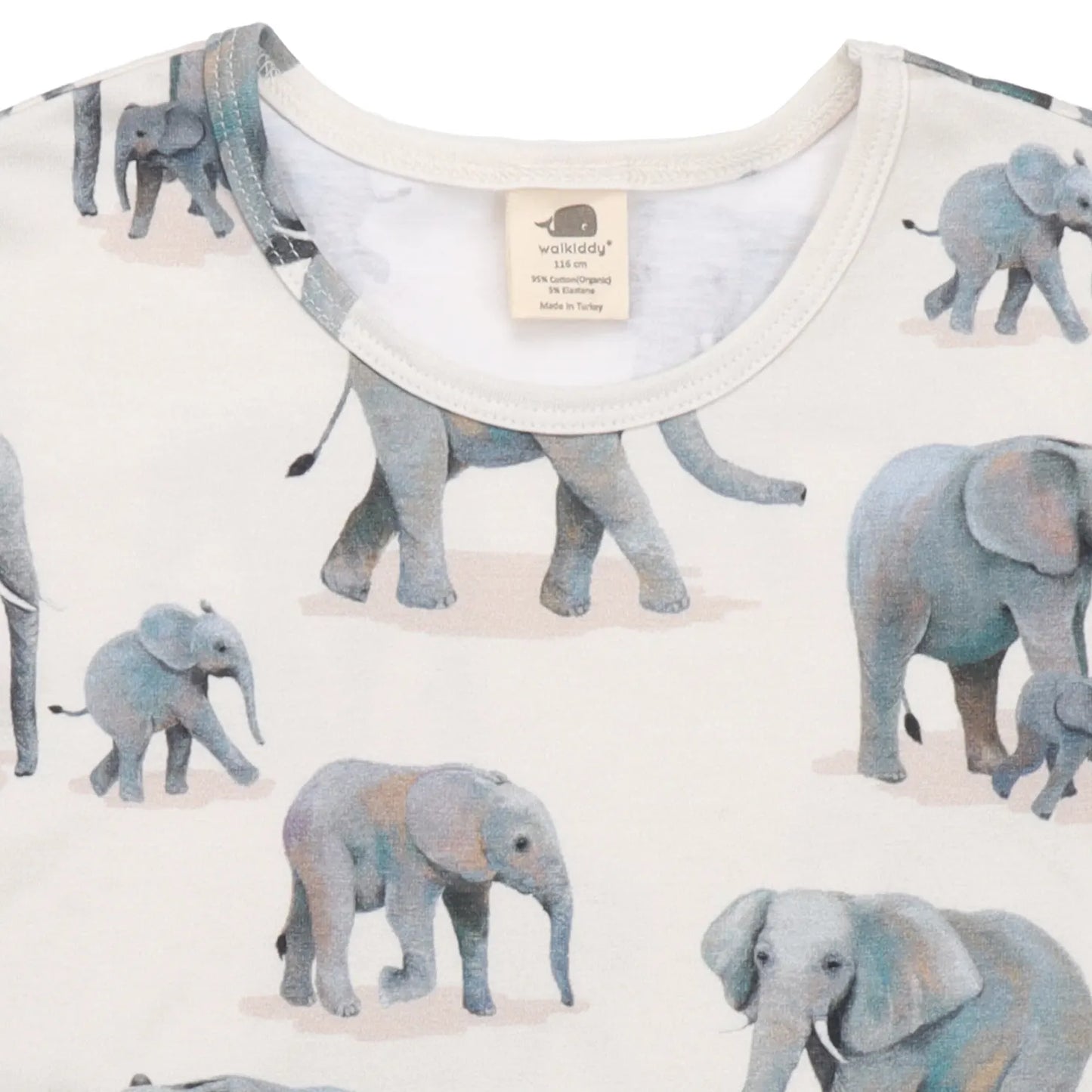 Nahaufnahme des Elefanten-Musters auf einem Kinder-T-Shirt aus Bio-Baumwolle.