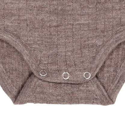 Nahaufnahme Beinausschnitt und Druckknöpfe des Merino Baby Bodys, Bärechind Winterthur Zürich Schweiz.