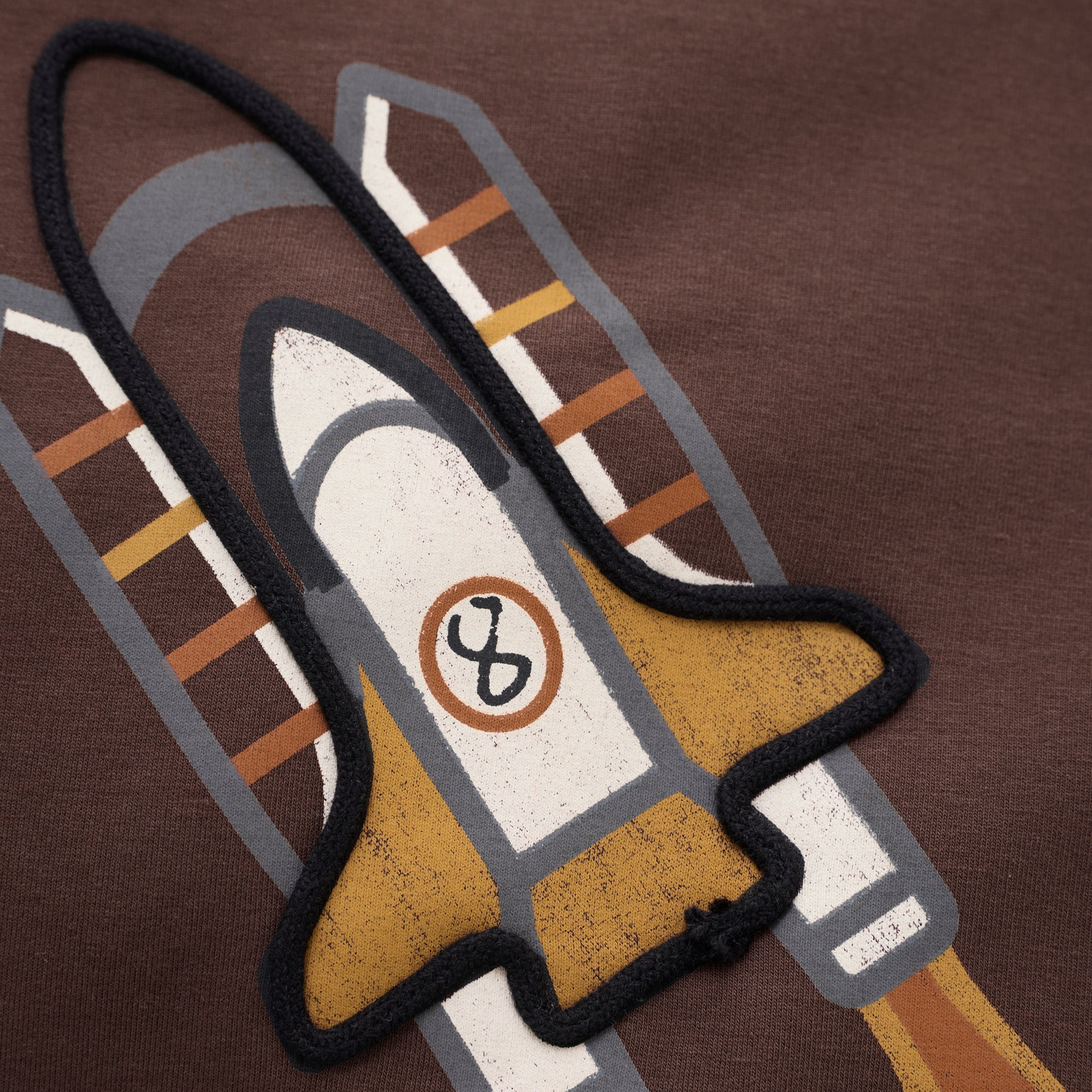 Detailansicht der Raketen-Applikation am MINYMO Baumwoll-Sweatshirt – Bärechind Winterthur, Zürich Schweiz.