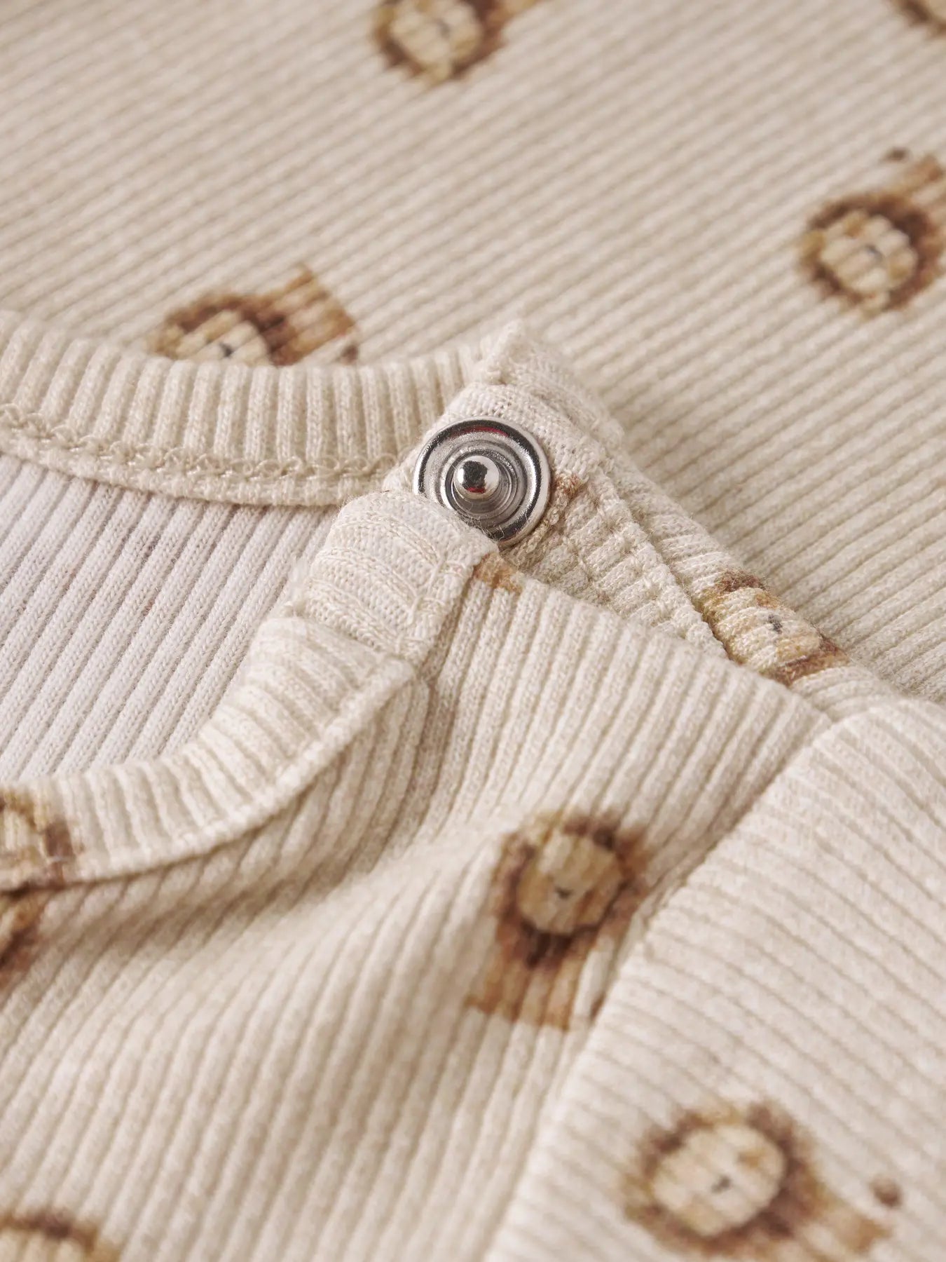 NAME IT Detailansicht Rippstrick Babybody mit Löwenmuster und Druckknöpfen, im Bärechind Winterthur Zürich Schweiz kaufen
