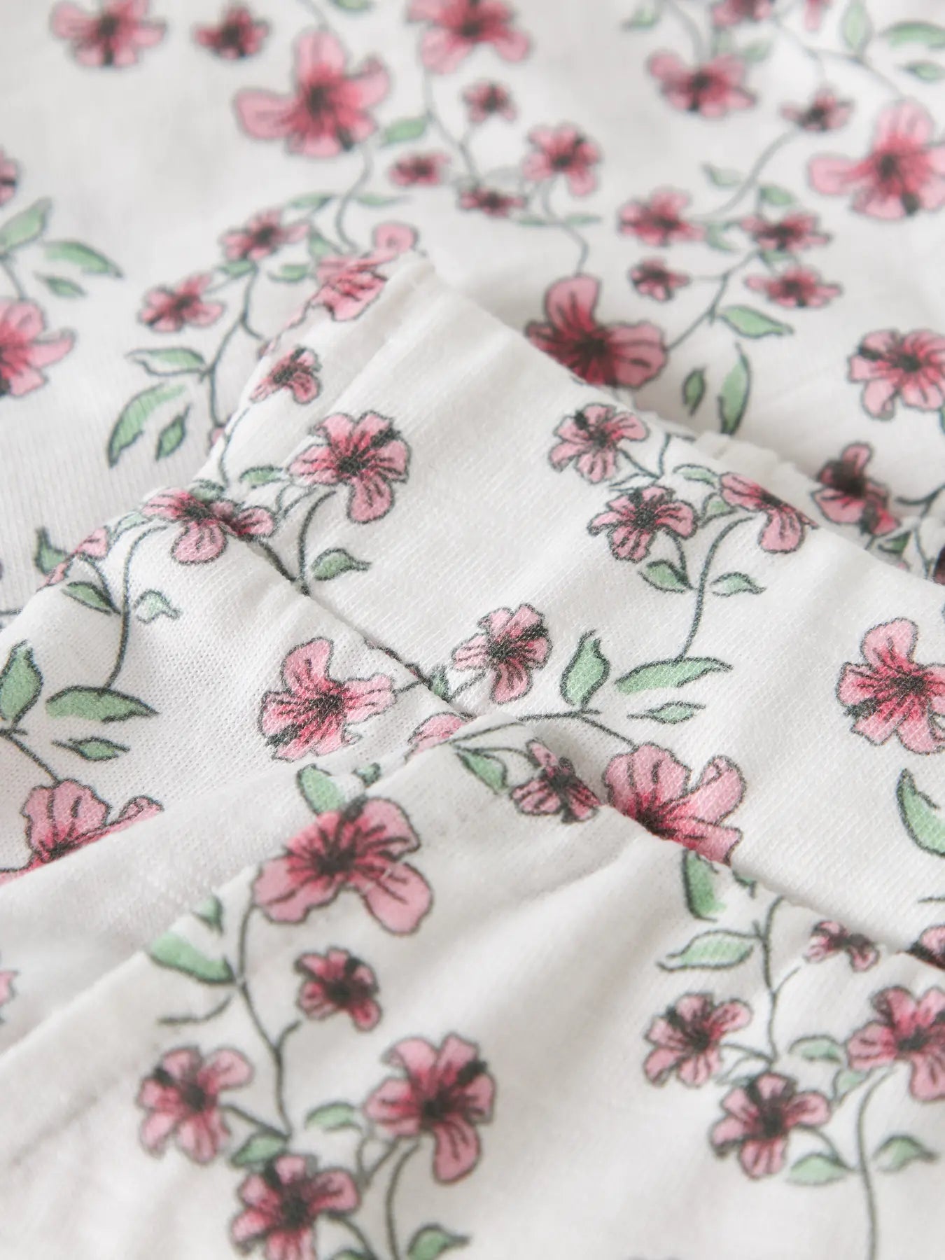 NAME IT Detailansicht kurze Hose mit Blumenmuster auf Weiss aus Baumwolle, im Bärechind Winterthur Zürich Schweiz kaufen