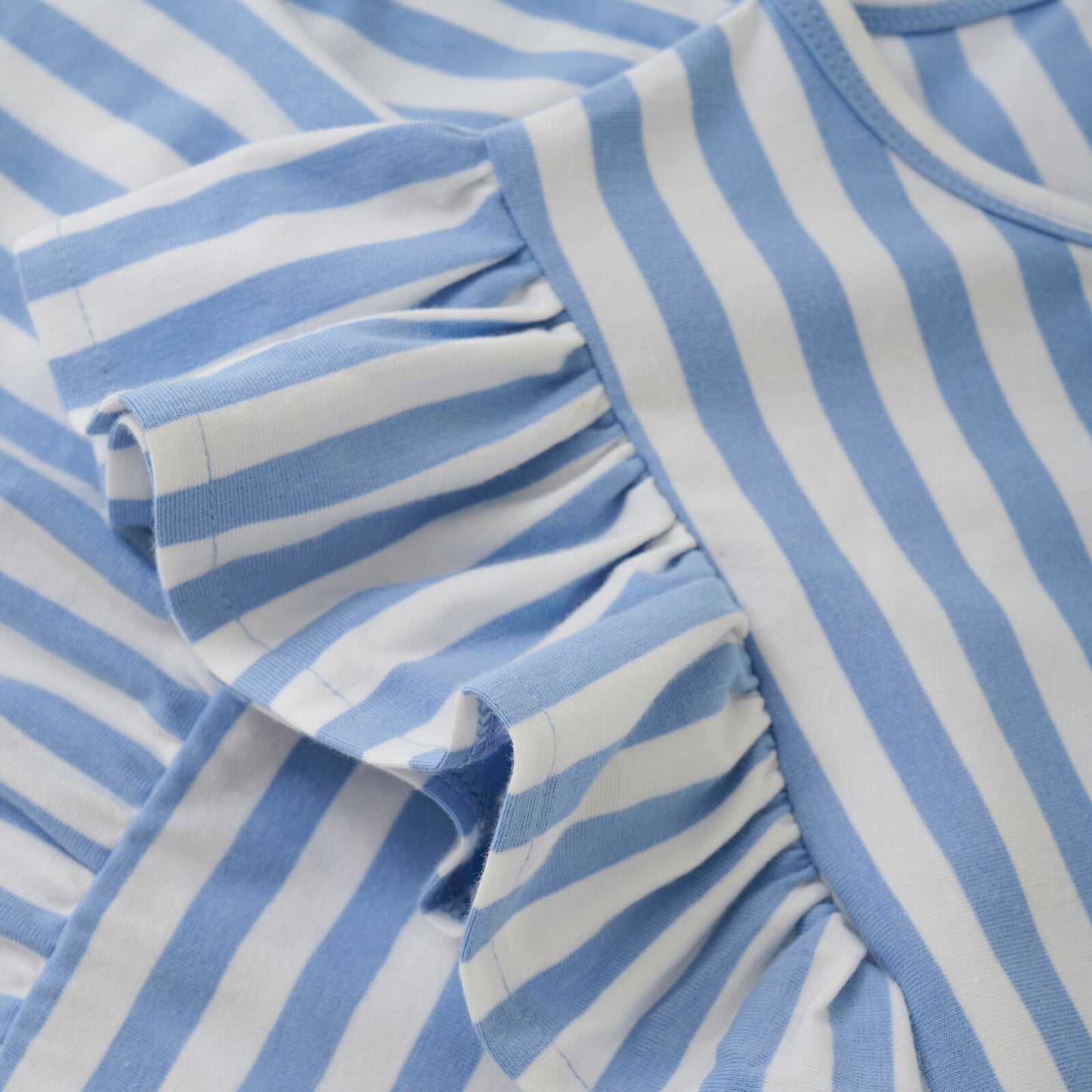 Detailaufnahme: Feine Streifen auf Baumwollkleid von Creamie – GOTS-zertifizierte Bio-Qualität – Erhältlich im Kinderladen in Winterthur