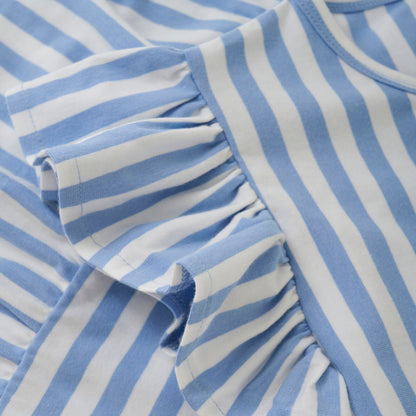 Detailaufnahme: Feine Streifen auf Baumwollkleid von Creamie – GOTS-zertifizierte Bio-Qualität – Erhältlich im Kinderladen in Winterthur