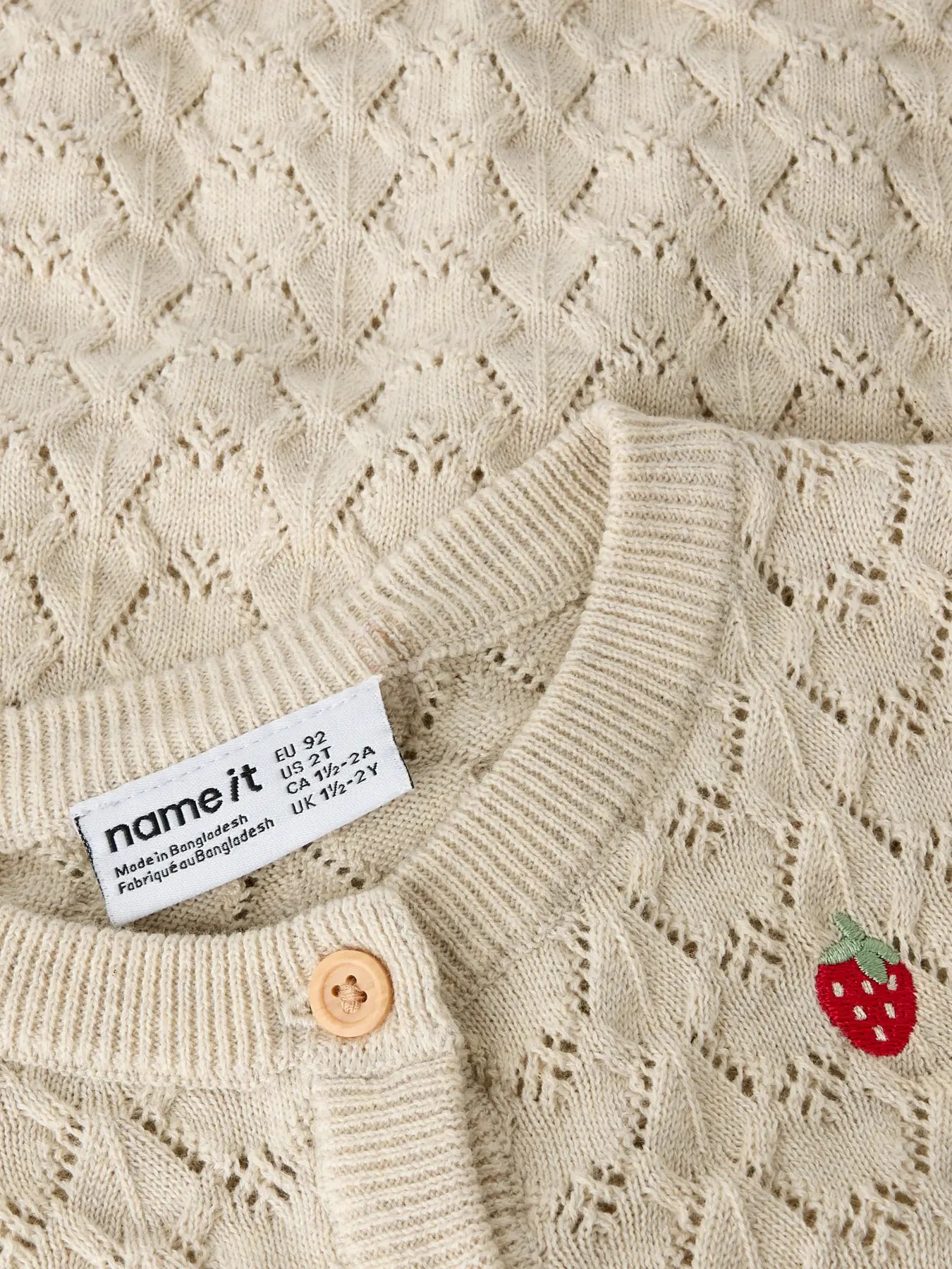 NAME IT Detail Strickcardigan mit Erdbeermuster und Knöpfen, im Bärechind Winterthur Zürich Schweiz kaufen