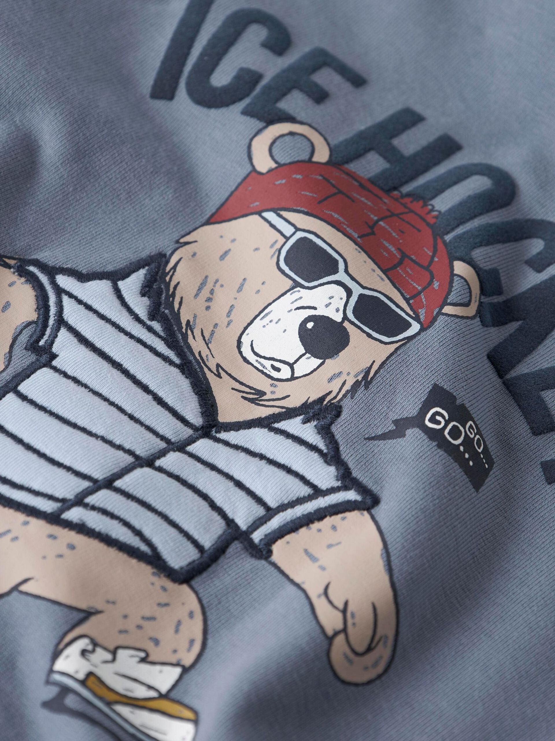 Alt-Text: Detailansicht des grauen Bio-Baumwoll-Sweatshirts mit Print. Erhältlich bei Bärechind in Winterthur, Zürich Schweiz.