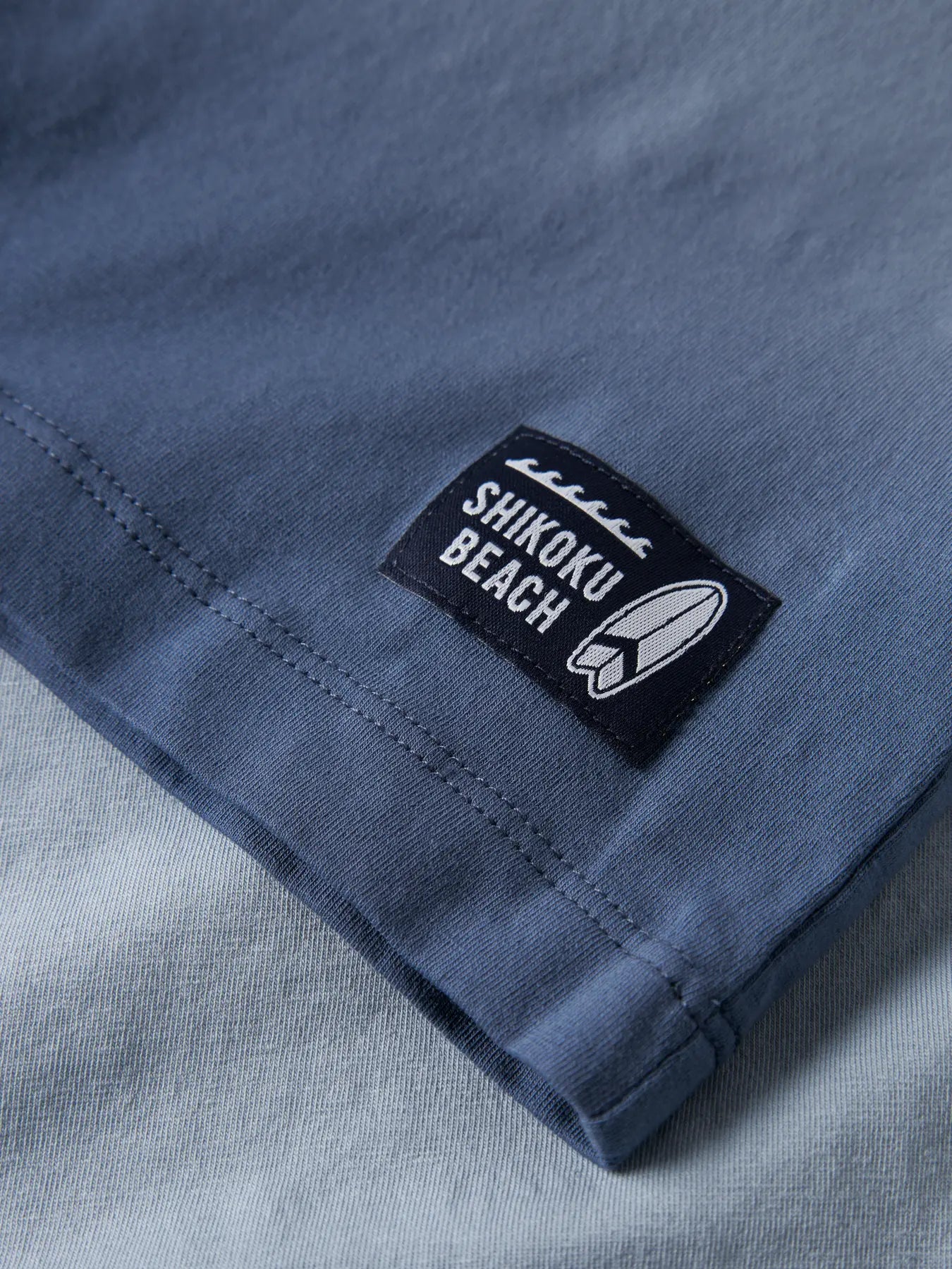NAME IT Detailansicht T-Shirt aus Baumwolle mit blauem Farbverlauf, im Bärechind Winterthur Zürich Schweiz kaufen