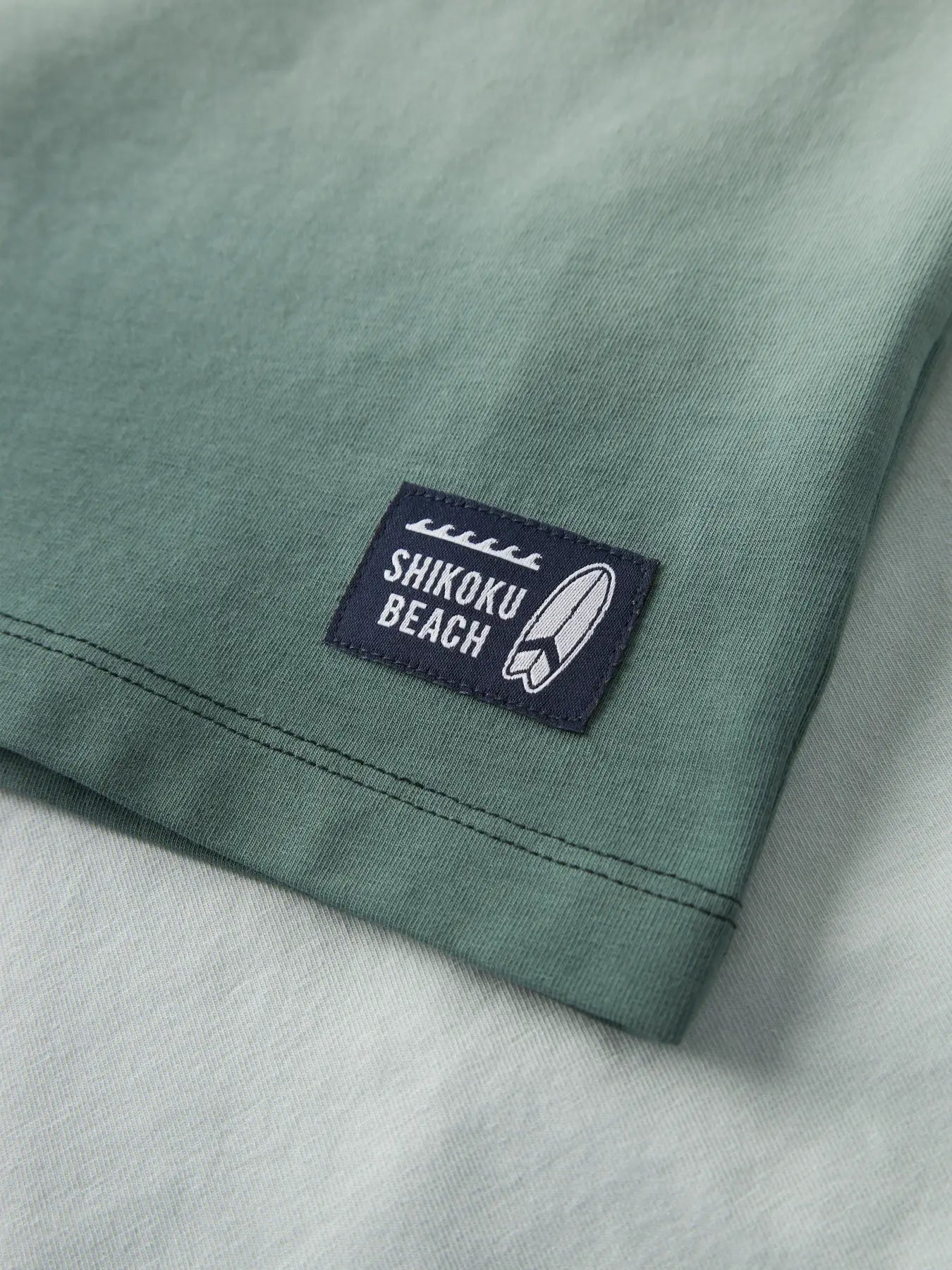 NAME IT Detailansicht T-Shirt mit grünem Farbverlauf aus Baumwolle, im Bärechind Winterthur Zürich Schweiz kaufen