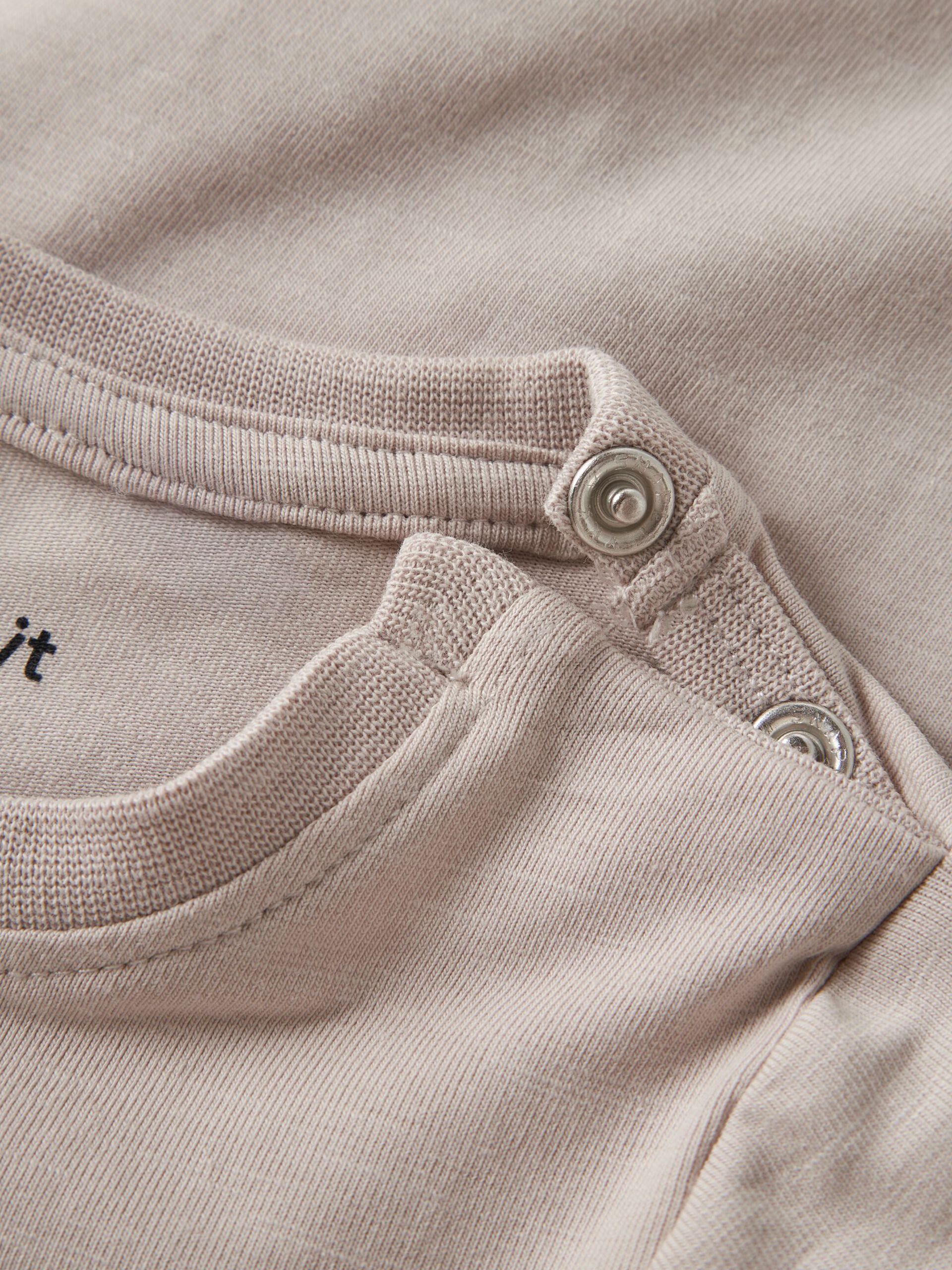 NAME IT Detailansicht T-Shirt mit Giraffen Motiv aus Baumwolle, im Bärechind Winterthur Zürich Schweiz kaufen