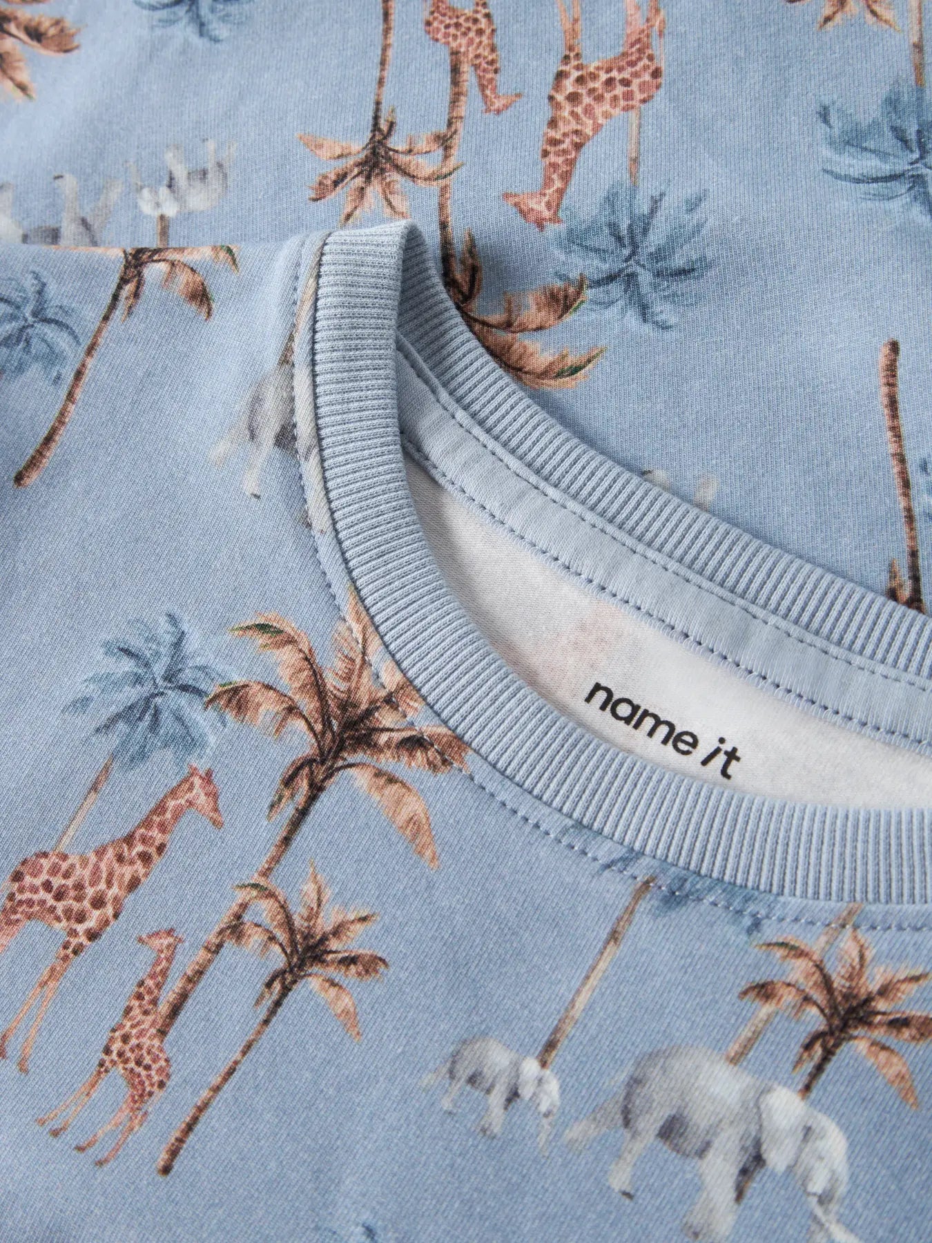NAME IT Detailansicht Kinder T-Shirt mit Safari Muster und Palmen auf Blau, im Bärechind Winterthur Zürich Schweiz kaufen