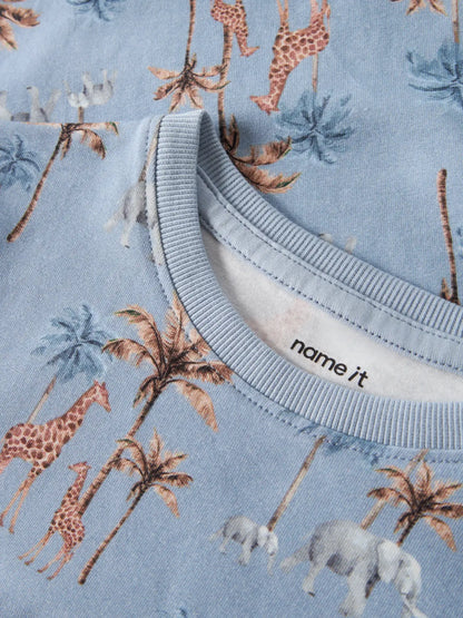 NAME IT Detailansicht Kinder T-Shirt mit Safari Muster und Palmen auf Blau, im Bärechind Winterthur Zürich Schweiz kaufen
